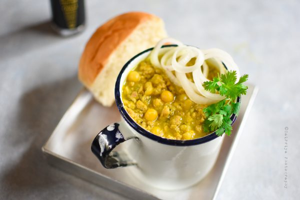 Bengali Mangsher Ghuguni Recipe | Minced Mutton with White peas Curry